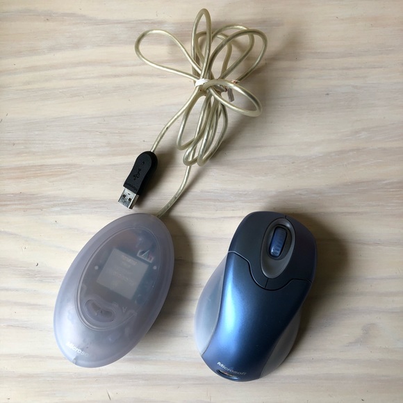 Microsoft Wireless Optical Mouse & USB 2.0 Receiver Cable - Picture 1 of 16